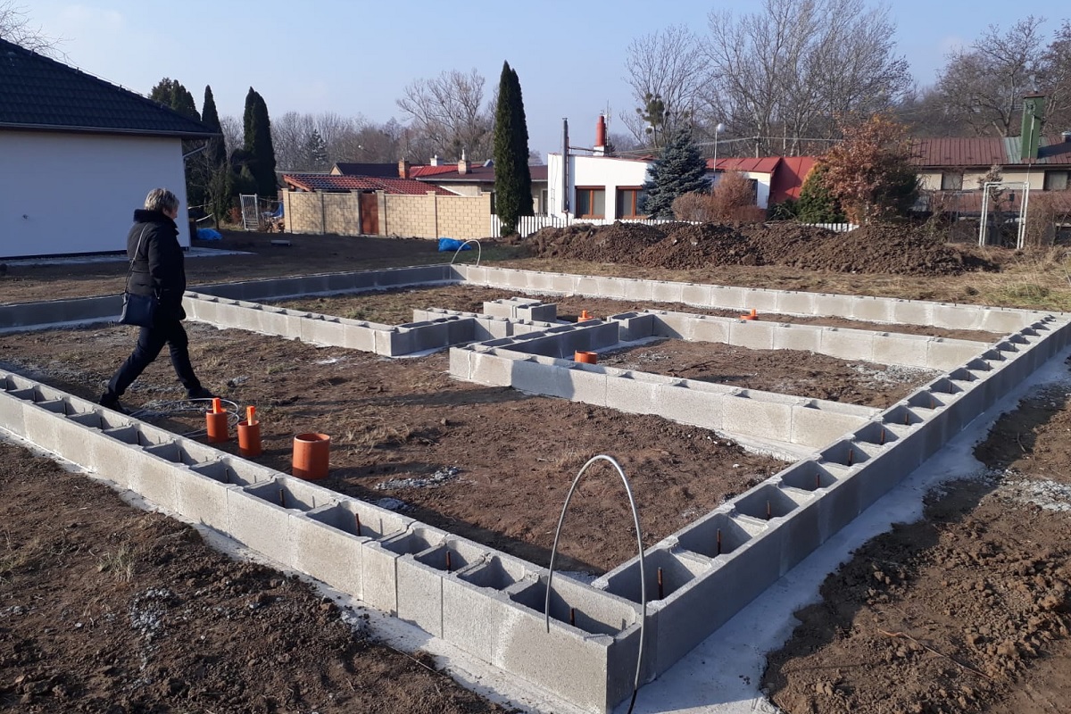 PANÍ MONIKA ŘÍKÁ, ŽE BÝT V KONTAKTU S FINANČNÍM PORADCEM SE VYPLATÍ